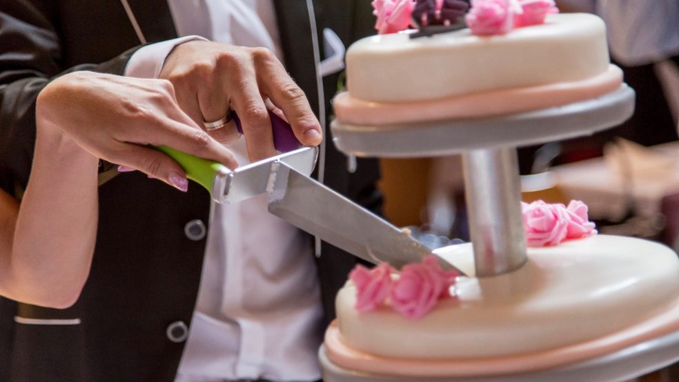 #oberhand #torteanschneiden #hochzeitstorte #hochzeit #hochzeitsplanerallgaeu #hochzeitsplaner #weddingplanner #cuttingthecake #weddingcake